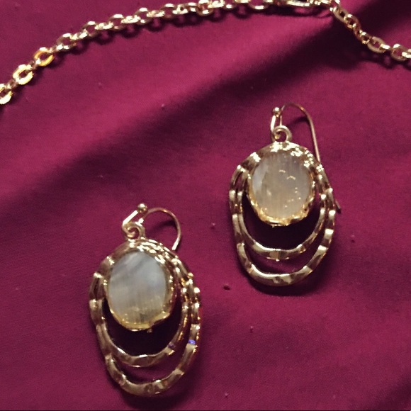 Beautiful Necklace and Earring set - Picture 3 of 3